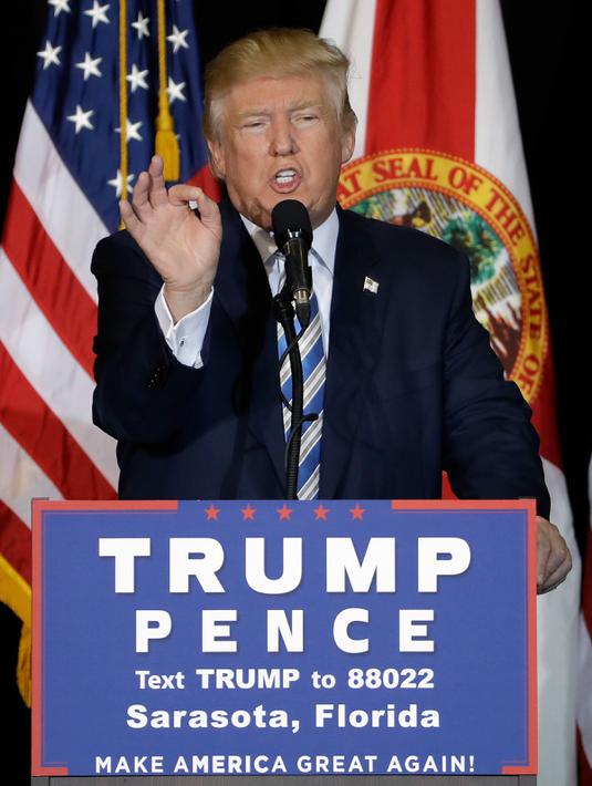 Capres dari Partai Republik Donald Trump memberikan keterangan saat berkampanye di Sarasota, Florida, AS (7/11). Pilpres AS 2016 akan diadakan pada 8 November 2016 dan menjadi pilpres empat tahunan ke-58.  (REUTERS/Carlo Allegri) 