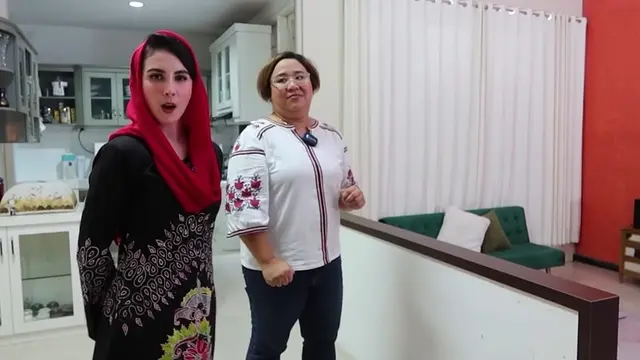 Foto dapur dan ruang keluarga Arumi Bachsin (Sumber: YouTube/Arumi Bachsin)
