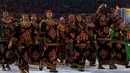 Kostum kontingen atlet dari Kamerun juga menarik perhatian saat parade upacara pembukaan Olimpiade 2016 di Stadion Maracana, Rio de Janeiro, Brasil (5/8).( REUTERS / Kai Pfaffenbach)