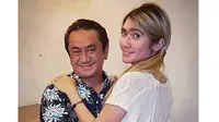 Terpaut 15 Tahun, Ini 6 Potret Mesra Revi Mariska Bareng Suami (sumber: Instagram.com/dhe2re_mariska)