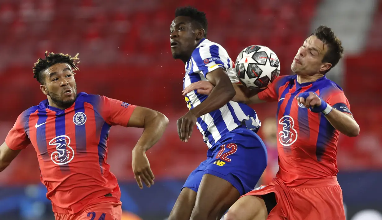 Pemain Chelsea, Reece James (kiri) dan Cesar Azpilicueta bersaing dengan bek FC Porto Porto Zaidu Sanusi pada leg pertama perempat final Liga Champions, Kamis (8/4/2021). Chelsea menang 2-0 Porto di laga yang digelar di tempat netral tersebut. (AP Photo/Angel Fernandez)