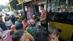Warga saat menaiki bus tingkat City Tour Wisata Keliling Jakarta di halte Istiqlal, Jakarta, Kamis (7/7). Sejumlah warga memanfaatkan fasilitas bus wisata gratis untuk berkeliling Jakarta bersama keluarga. (Liputan6.com/Yoppy Renato)
