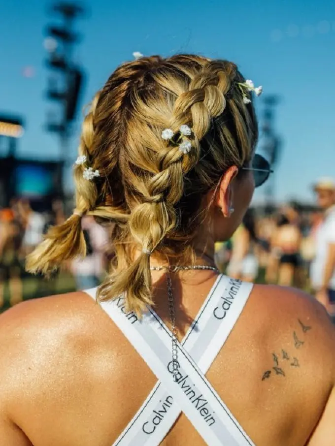 [Bintang] Anti Gerah, Dutch Braid Jadi Gaya Rambut Andalan Streetwear Coachella 2018