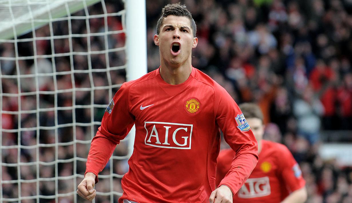 Sebagai eks Manchester United, Cristiano Ronaldo nyaris saja mengikuti jejak 5 pendahulunya yang menyeberang ke Manchester City. Ajaib, di detik-detik akhir ia justru memutuskan kembali ke Old Trafford. Mungkin ia tidak mau dicap pengkhianat seperti mereka? (Foto: AFP/Andrew Yates)