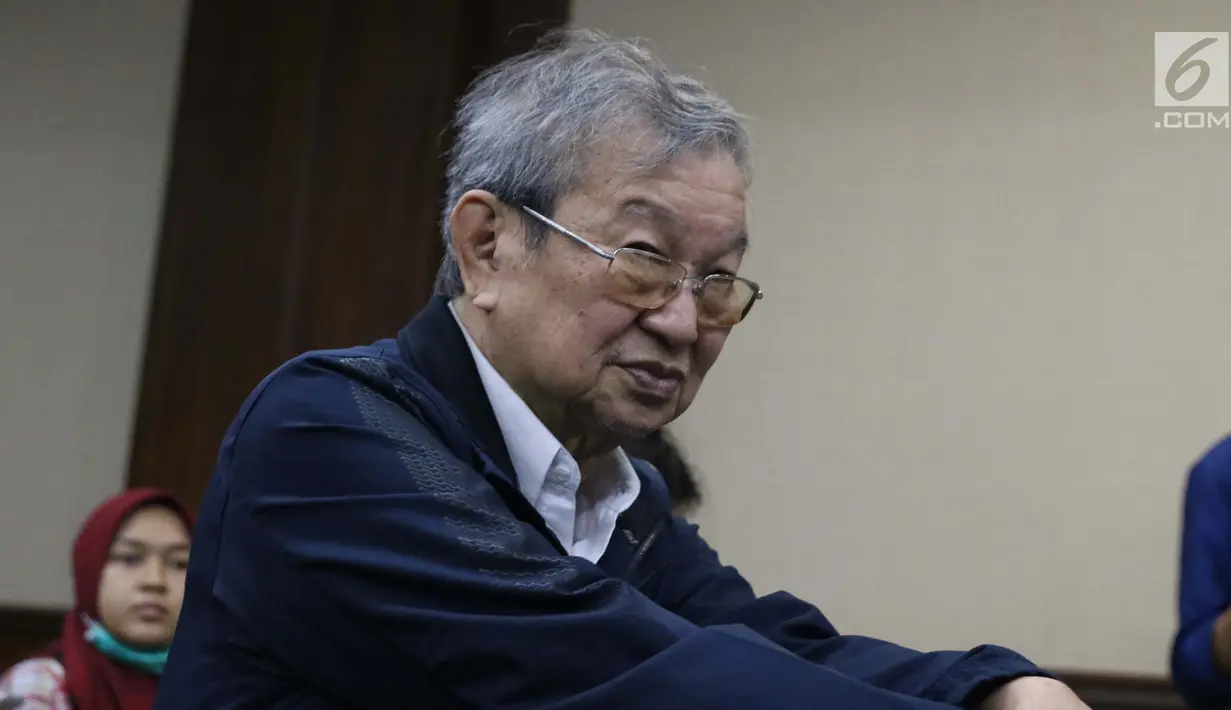Terdakwa suap kasus suap hakim PN Tipikor Medan, Tamin Sukardi(kiri) bersiap menjalani sidang pembacaan putusan di Pengadilan Tipikor, Jakarta, Kamis (4/4). Tamin terbukti memberikan suap SGD 280 ribu atau sekitar Rp 2,9 miliar kepada hakim PN Medan. (Liputan6.com/Helmi Fithriansyah)
