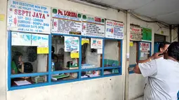 Beberapa loket penjualan tiket yang melayani berbagai tujuan antar kota dan provinsi di Terminal Pulogadung tampak sepi, Rabu (23/7/14). (Liputan6.com/Panji Diksana)