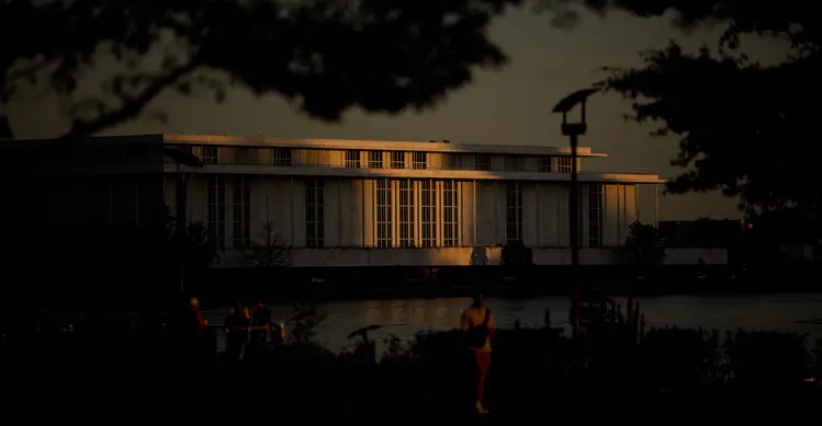 Tampak bagian luar John F. Kennedy Center for the Performing Arts di Washington, Amerika Serikat. Dewan Kennedy Center memutuskan untuk segera menutup gedung utama guna menjalani renovasi selama dua tahun. (Andrew Harnik/Getty Images/AFP)