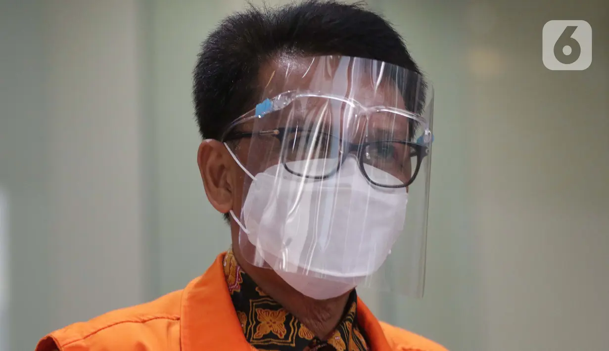 Gubernur Sulawesi Selatan non aktif, Nurdin Abdullah usai pemeriksaan lanjutan di Gedung KPK, Jakarta, Kamis (3/6/2021). Nurdin Abdullah diperiksa terkait dugaan suap dan gratifikasi pengadaan barang dan jasa pembangunan infrastruktur di Pemprov Sulsel 2020-2021. (Liputan6.com/Helmi Fithriansyah)