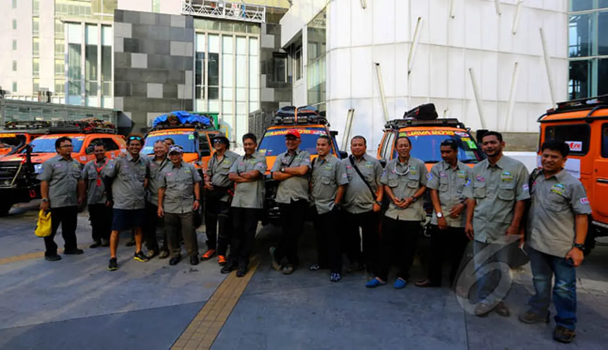 Peserta Indonesia Off Road Expedition-Java 2015 saat foto bersama di Epicentrum, Kuningan, Jakarta, Jumat (6/2/2015). (Liputan6.com/Johan Tallo)