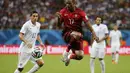 Aksi pemain depan Portugal, Nani (tengah) saat melompat mengontrol bola di samping gelandang AS, Alejandro Bedoya di penyisihan Piala Dunia 2014 Grup G di Stadion Amazonia, Manaus, Brasil, (23/6/2014). (REUTERS/Jorge Silva)