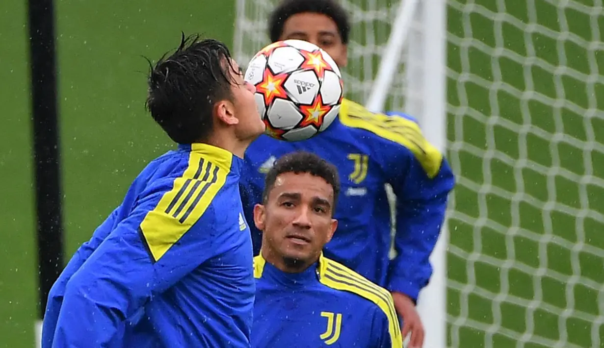 Pemain  Juventus Paulo Dybala (kiri) dan Danilo menghadiri sesi latihan jelang menghadapi Zenit St. Petersburg pada pertandingan sepak bola Liga Champions di tempat latihan Continassa, Turin, Italia, 1 November 2021. (Isabella BONOTTO/AFP)