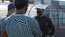 Pelatih Persela Lamongan, Nilmaizar, memimpin latihan timnya di Stadion Surajaya, Lamongan, Kamis sore (10/9/2020). (Bola.com/Aditya Wany)