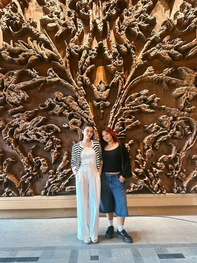 Pulang ke Indonesia, Gaya Kontras Zahwa Massaid dengan Sang Adik Aaliyah Massaid yang Segera Menikah