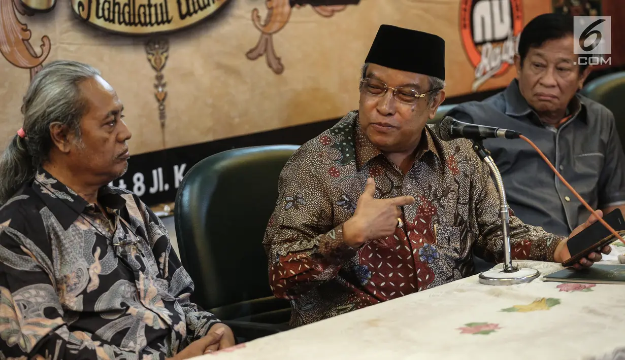 Ketum PBNU KH Said Aqil Siroj berbincang dengan Budayawan KGPH Puger di acara Silaturrahim Kebudayaan di Gedung PBNU, Jakarta (28/7). Acara ini digagas oleh Lembaga Seni dan Budaya Muslimin Indonesia (Lesbumi) Nahdlatul Ulama.(Liputan6.com/Faizal Fanani)