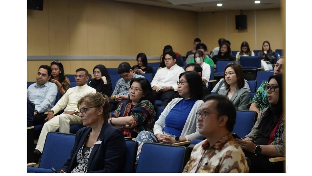 Transformasi digital memanfaatkan teknologi dan pemikiran strategis untuk membantu bisnis berkembang di era digital. Namun, transformasi tersebut juga harus membawa dampak positif bagi bumi, masyarakat, dan kesuksesan bisnis dalam jangka panjang.