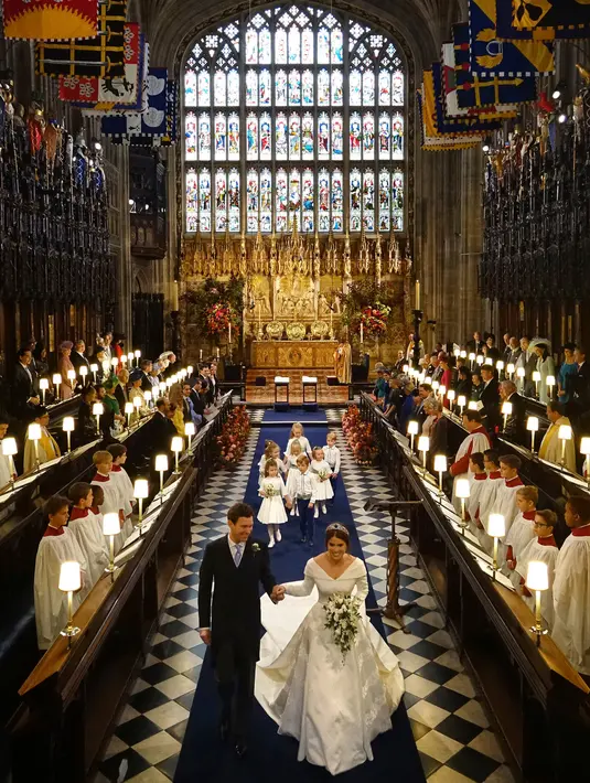 Putri Eugenie dan Jack Brooksbank usai upacara pernikahan mereka di Kapel St. George, Windsor Castle, London, Inggris,  Jumat (12/10). Undangan pernikahan Putri Eugenie dan Jack Brooksbank secara resmi dikirim melalui pos. (Jonathan Brady, Pool via AP)