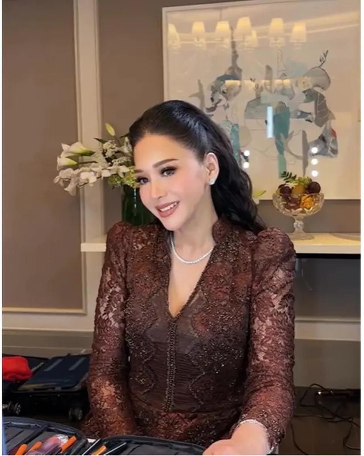 6 Potret Detail Outfit Maia Estianty di Intimate Dinner Al Ghazali-Alyssa Daguise