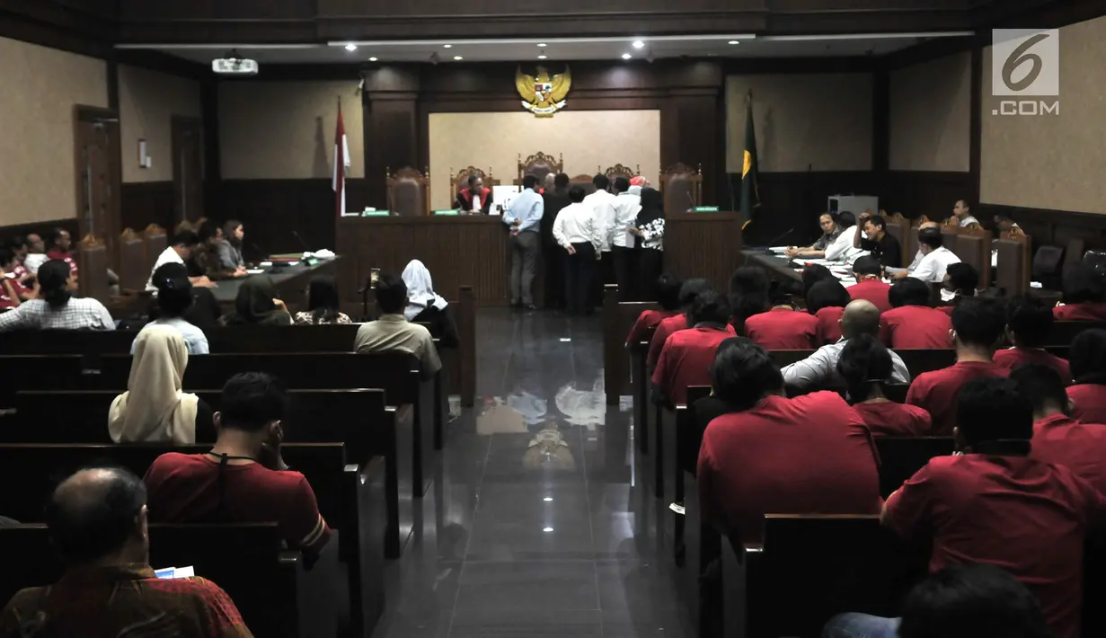 Pihak penggugat dan tergugat menyerahkan berkas saat sidang perdana gugatan polusi udara Jakarta di PN Jakarta Pusat, Kamis (1/8/2019). Untuk diketahui, Tim yang terdiri dari YLBHI, LBH Jakarta, Walhi, Greenpeace, dan 31 orang lainnya itu menggugat 7 lembaga pemerintah. (merdeka.com/Iqbal S Nugroho)