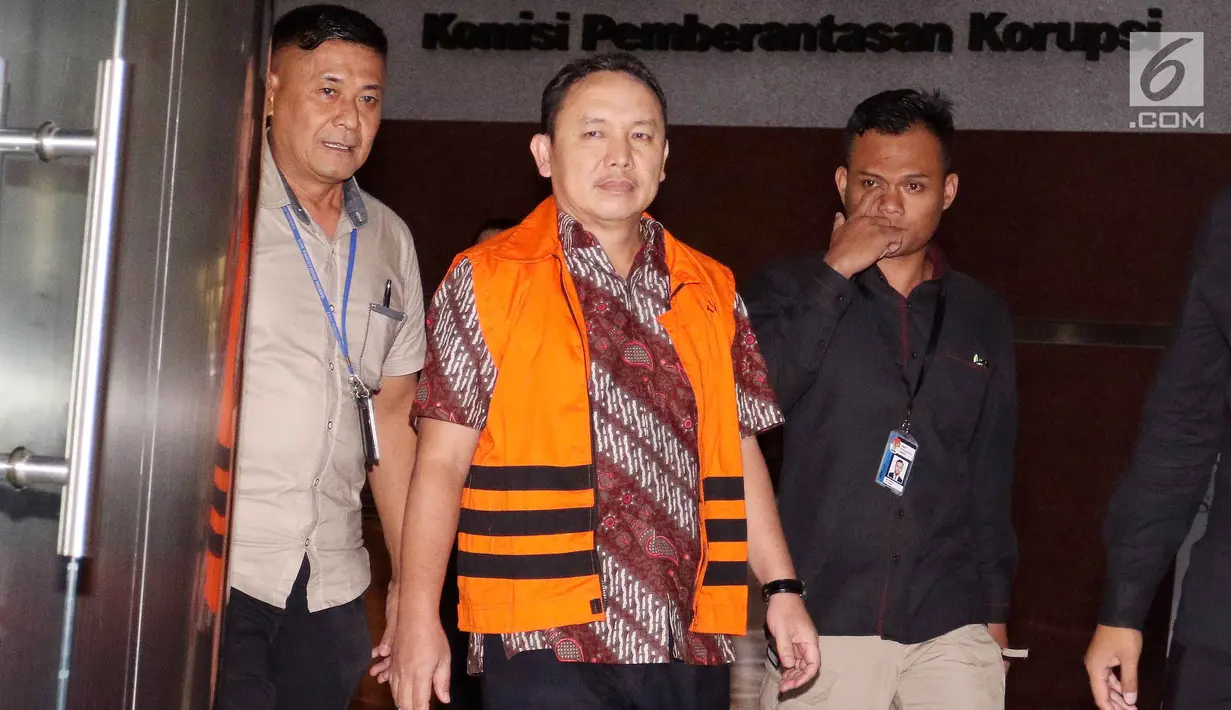 Tersangka Bupati Halmahera Timur nonaktif Rudi Erawan usai menjani pemeriksaan di Gedung KPK, Jakarta Selatan, Senin (19/2). KPK menahan Rudi Erawan selama 20 hari sejak 12 Februari 2018. (Liputan6.com/Angga Yuniar)