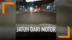 Akibat ngebut, seorang penumpang motor wanita terjungkal ke belakang. Beruntung tak ada kendaraan lain di belakangnya.