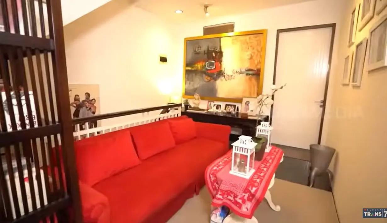 Berikut ini merupakan ruang tamu kedua. Ruangan yang satu ini, dengan corak merah menyala. Itulah beberapa potret rumah mewah Kiki Fatmala yang juga banyak mengoleksi lukisan yang harganya mencapai ratusan juta rupiah. Potret berikut diambil dari tangkapan layar kanal Youtube TRANS7 OFFICIAL yang diunggah pada Juni 2022 silam. [Youtube/TRANS7 OFFICIAL]