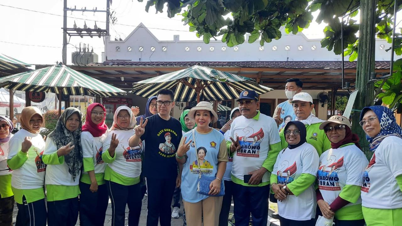 Calon Anggota DPR RI Titiek Soeharto dari Dapil DIY mengikuti senam gemoy bersama para lansia dan pralansia di Suryodiningratan, Mantrijeron, Yogyakarta, Minggu pagi (28/1/2024).