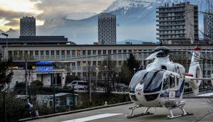 Sebuah helikopter terparkir di depan departemen gawat darurat rumah sakit Centre Hospitalier Universitaire di Grenoble, Pegunungan Alpen Prancis, pada 29 Desember 2013, tempat legenda Formula Satu, Michael Schumacher, dirawat di rumah sakit karena cedera kepala setelah kecelakaan ski di Meribel. Juara dunia tujuh kali asal Jerman itu, yang dilaporkan memiliki properti di resor tersebut, sedang bermain ski di luar jalur yang telah ditentukan bersama pemain ski lainnya ketika ia mengalami benturan di kepala akibat jatuh. (JEFF PACHOUD/AFP)