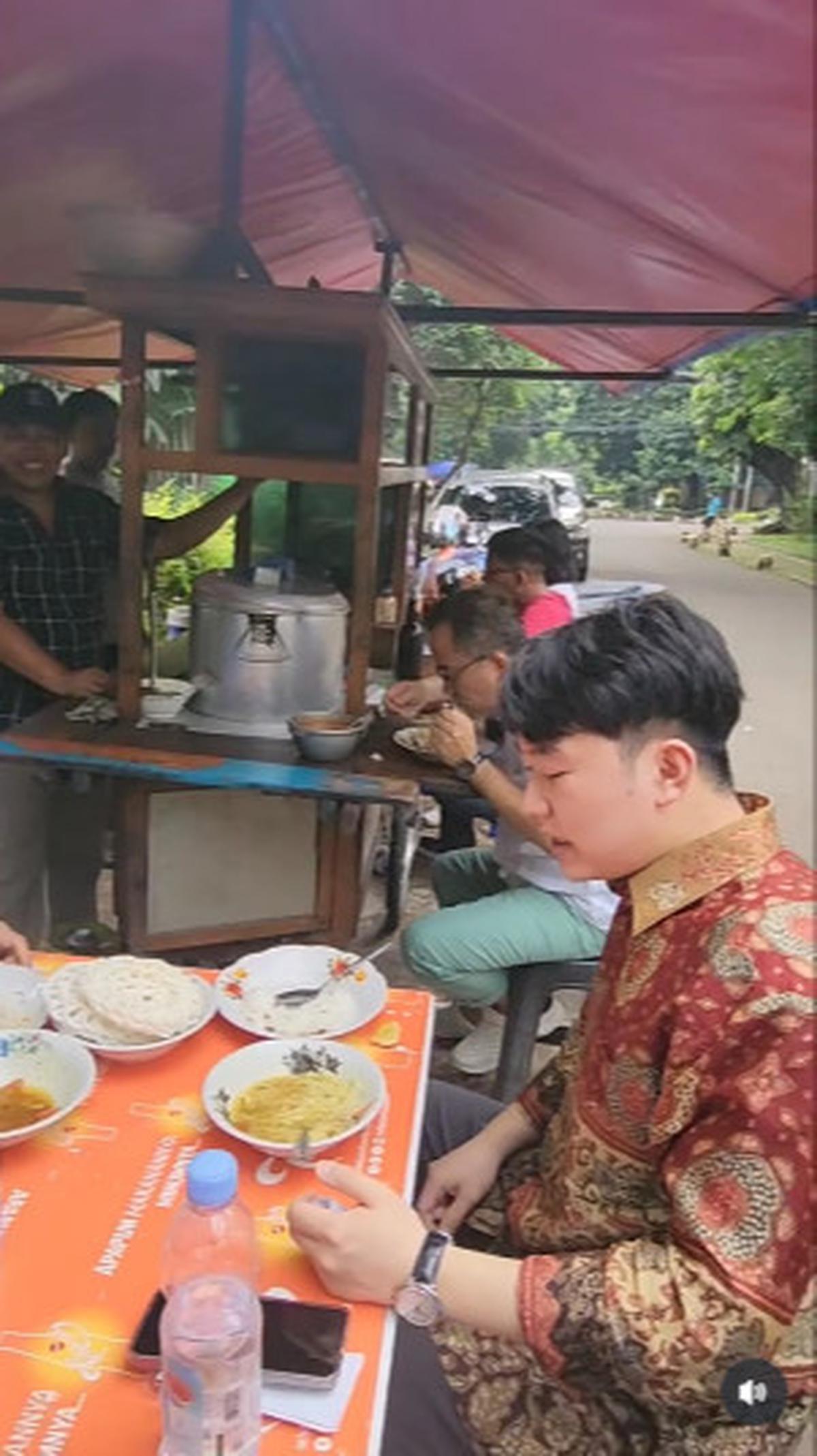 Menantu Helmy Yahya WN Korea Makan Soto, Habis Empat Piring Nasi Pas Bayar Kaget
