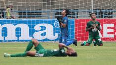 Syukur pemain Persebaya usai menang atas PSPS Riau pada laga 8 Besar Liga 2 Grup Y di Stadion GBLA, Bandung, Sabtu (18/11/2017). Persebaya Menang 1-0. (Bola.com/Nicklas Hanoatubun)