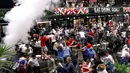 Suporter melakukan selebrasi saat menyaksikan pertandingan babak 16 besar Euro 2020 antara Inggris dan Jerman di BOXPARK Croydon, London, Inggris, Selasa (29/6/2021). Inggris menang 2-0. (Tess Derry/PA via AP)