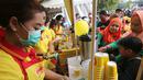 Warga antre mendapatkan minum pada acara Kampanye Nasional bertajuk Cegah Stunting Itu Penting di Lapangan Gasibu, Bandung, Minggu (18/11). Kampanye bersama Energen menunjukkan kepedulian terhadap kasus balita bertubuh pendek. (Liputan6.com/HO/Bon)