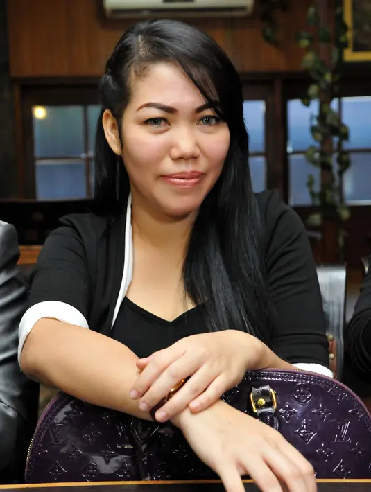 Devi Nurmayanti bersama kuasa hukumnya menggelar konferensi pers di Studio Hanggar, Pancoran, Jakarta (18/5/2015). Devi menggugat cerai Krisna Mukti karena Krisna dinilai tidak menafkahi dia dan anaknya. (Liputan6.com/Panji Diksana)