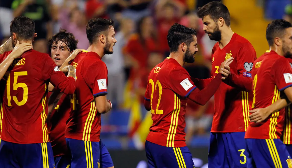 Pemain timnas Spanyol, Isco merayakan gol dengan Gerard Pique usai membobol gawang Albania dalam laga Grup G Kualifikasi Piala Dunia 2018 di Stadion Jose Rico Perez, Jumat (6/10). Satu gol Isco mewarnai kemenangan Spanyol 3-0. (AP/Alberto Saiz)