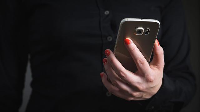 Ilustrasi cek keberangkatan haji menggunakan aplikasi