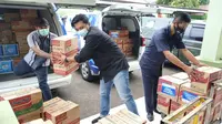 Peruri menyerahkan bantuan untuk korban bencana banjir yang melanda Kabupaten Karawang (dok: Peruri)