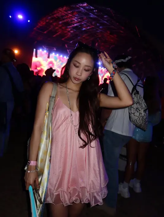 Ditambah aksesori seperti kalung panjang dan kacamata hitam jadi statement piece pada keseluruhan look [@hey__deets]