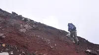 Pendaki menuju puncak Gunung Slamet. (Liputan6.com/Muhamad Ridlo)