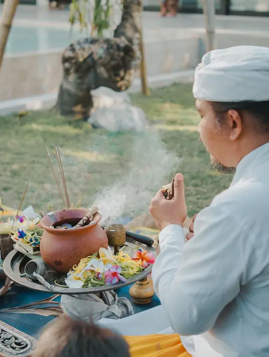 Seorang pemuka agama memimpin upacara melaspas. Farah bersama suami dan juga anak perempuannya hadir dalam acara tersebut. [Instagram/farahquinnofficial