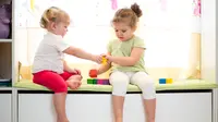 Orangtua sudah mulai bisa mengajarkan anak tentang berbagi sejak anak usia dua tahun.
