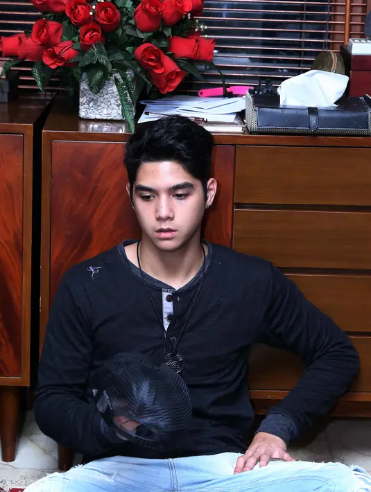 Mengenai kedekatannya dengan wanita bernama Alyssa Daguise tersebut sepertinya Al belum terbuka pada sang ibunda, Maia Estianty. Ketika Maia dan Al ditanyakan hal tersebut pun sang anak tersenyum malu dan salah tingkah. (Nurwahyunan/Bintang.com)