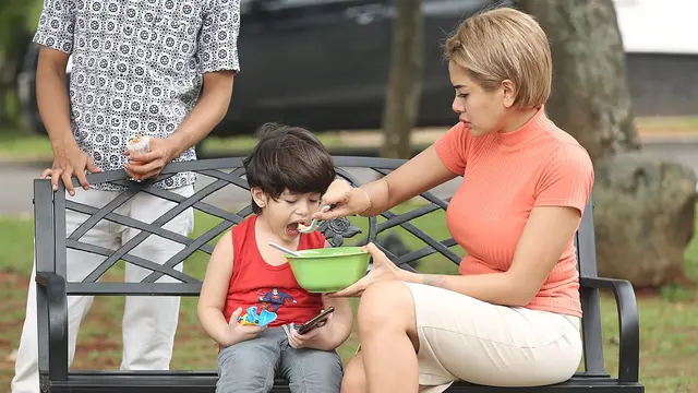 [Bintang] Nikita Mirzani dan Azka Raqila Ukra