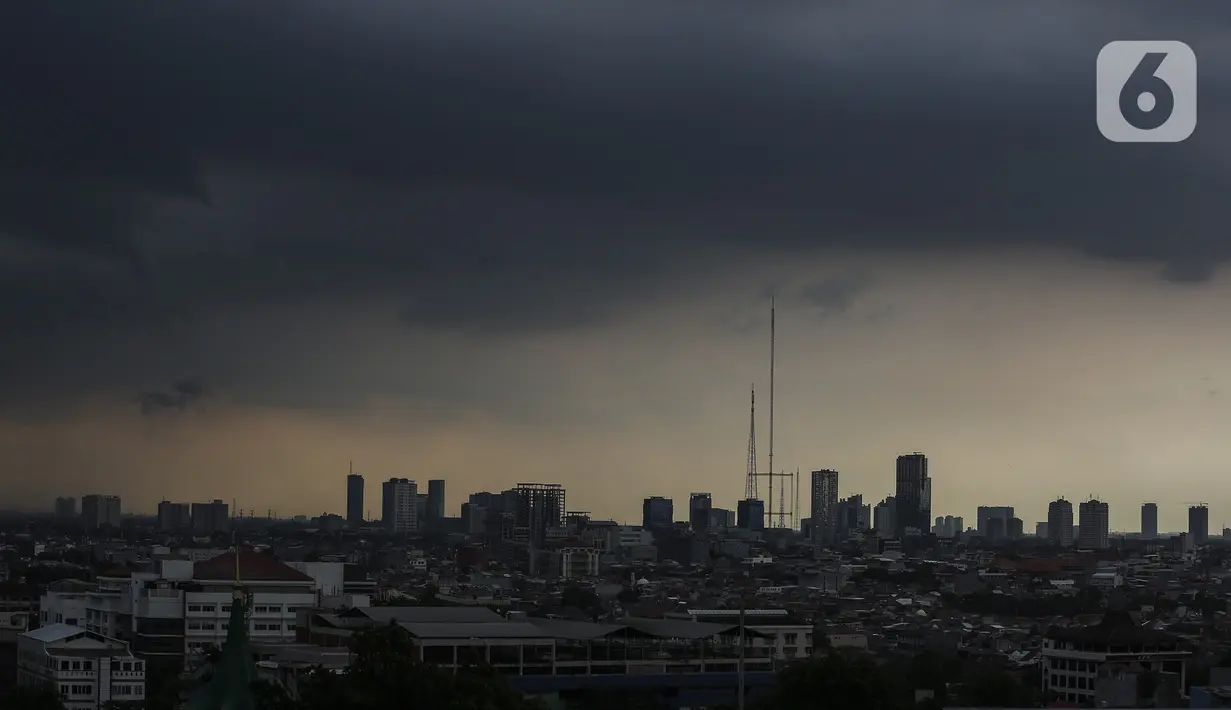 Awan hitam menyelimuti langit Jakarta, Kamis (4/11/2021). Fenomena La Nina diprediksi akan berlangsung pada akhir tahun hingga Februari 2022. (Liputan6.com/Johan Tallo)