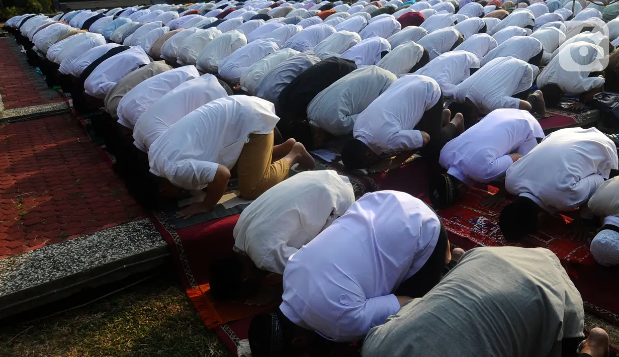 Sholat Istisqa ini dimulai pada pukul 07.00 – 07.45 WIB. (merdeka.com/ Arie Basuki)