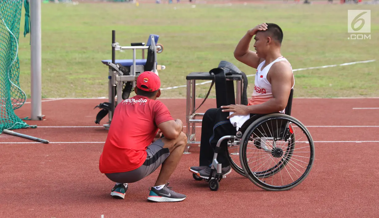 Atlet lempar cakram Asian Para Games 2018 dari Indonesia berbincang bersama timnya saat latihan di Stadion Madya, Kompleks GBK, Jakarta, Kamis (4/10). Asian Para Games 2018 berlangsung di Jakarta, 6-13 Oktober. (Liputan6.com/Helmi Fithriansyah)