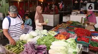 Pembeli memilih sayuran saat berbelanja di sebuah pasar di Jakarta, Rabu (1/4/2020). Badan Pusat Statistik (BPS) mengumumkan pada Maret 2020 terjadi inflasi sebesar 0,10 persen, salah satunya karena adanya kenaikan harga sejumlah makanan, minuman, dan tembakau. (Liputan6.com/Angga Yuniar)