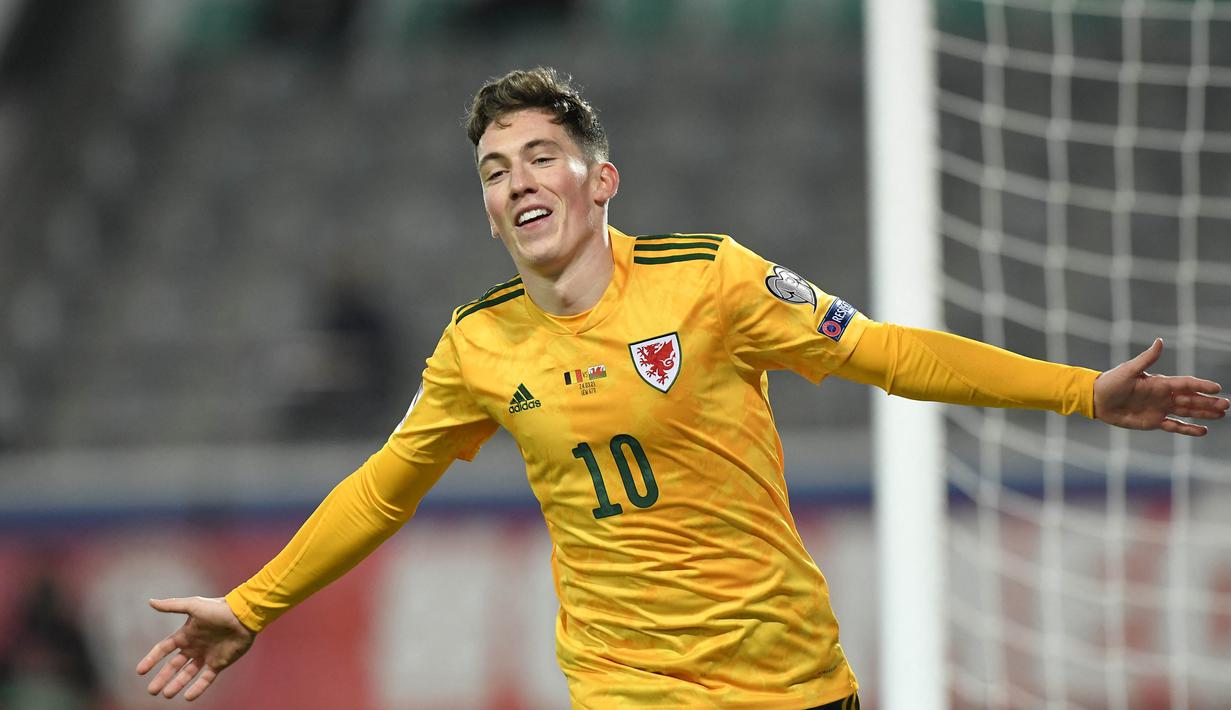Pemain Wales, Harry Wilson, melakukan selebrasi usai mencetak gol ke gawang Belgia pada laga Kualifikasi Piala Dunia 2022 di Stadion Den Dreef, Kamis (25/3/2021). Belgia menang dengan skor 3-1. (AFP/John Thys)