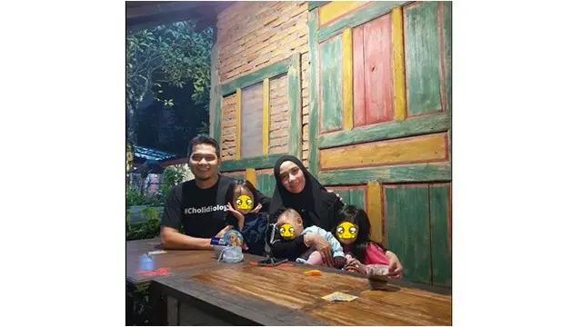 Pernah Jual Toge Goreng Awal Nikah, Ini 6 Potret Bahagia Cholidi Asadil dan Istri