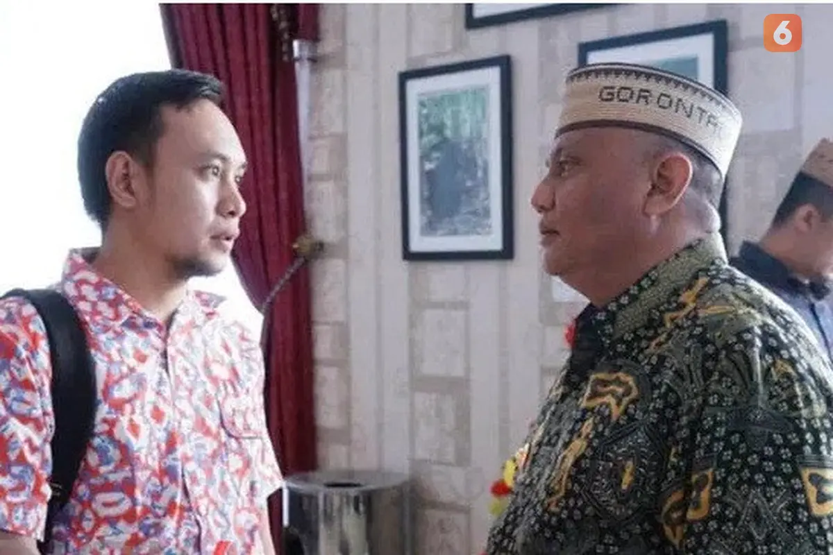 Juru Bicara Gubernur Gorontalo, Novaliansyah Abdussamad saat berbincang dengan Gubernur Gorontalo Rusli Habibie. Foto.Ist (Liputan6.com/Arfandi Ibrahim)