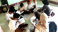 Anak-anak SD di Lombok mempelajari kesiapan bencana yang diberikan oleh Tim Pengabdian Masyarakat Universitas Indonesia pada awal Agustus 2019. (Dok Tim Pengabdian Masyarakat Universitas Indonesia)