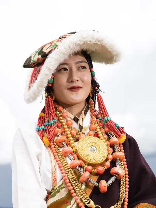 Seorang wanita mengikuti peragaan busana Tibet di padang rumput Zhaqingtang di Wilayah Sertar, Provinsi Sichuan, China barat daya (7/8/2020). (Xinhua/Jiang Hongjing)